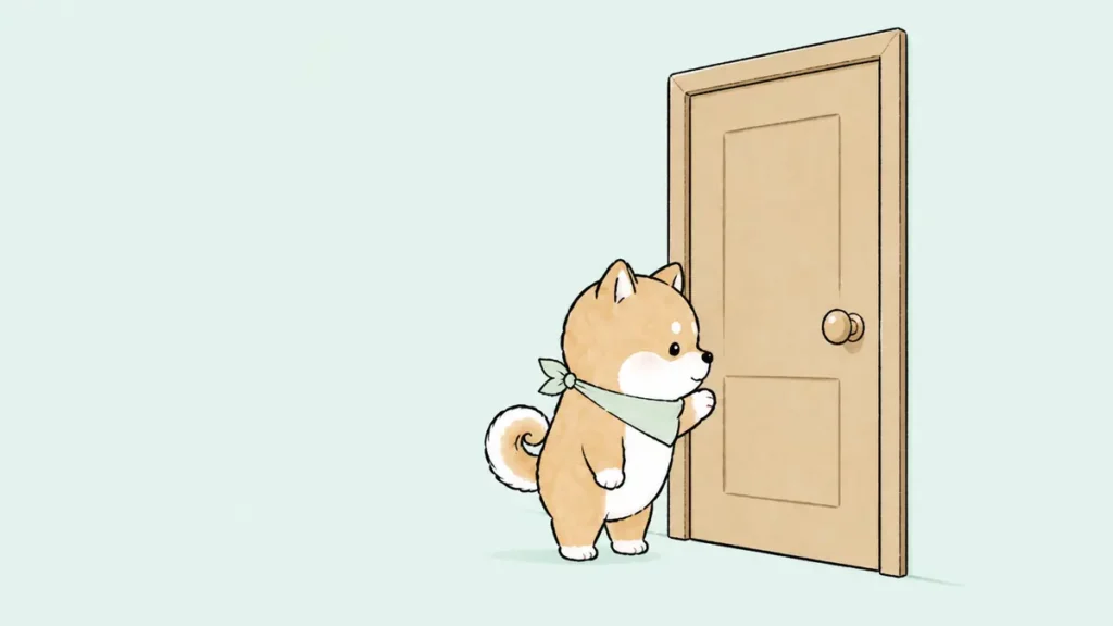 扉の前で立ち止まる豆柴